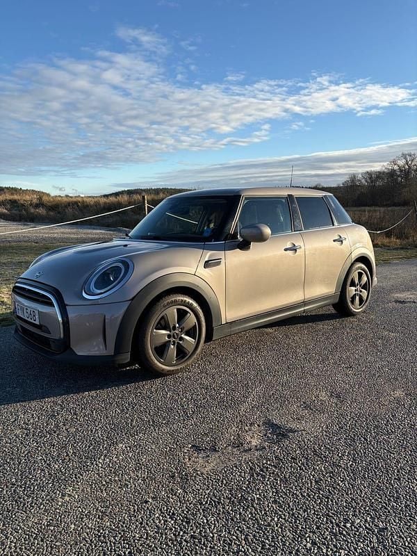 Begagnad 2021 Mini Cooper Halvkombi | 236 000 kr (Marknadspris) - Bild 1/4