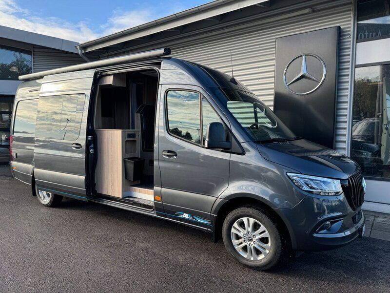 Mörkgrå (grå) Begagnad 2022 Mercedes Sprinter Van | 1 195 000 kr - Bild 1/4