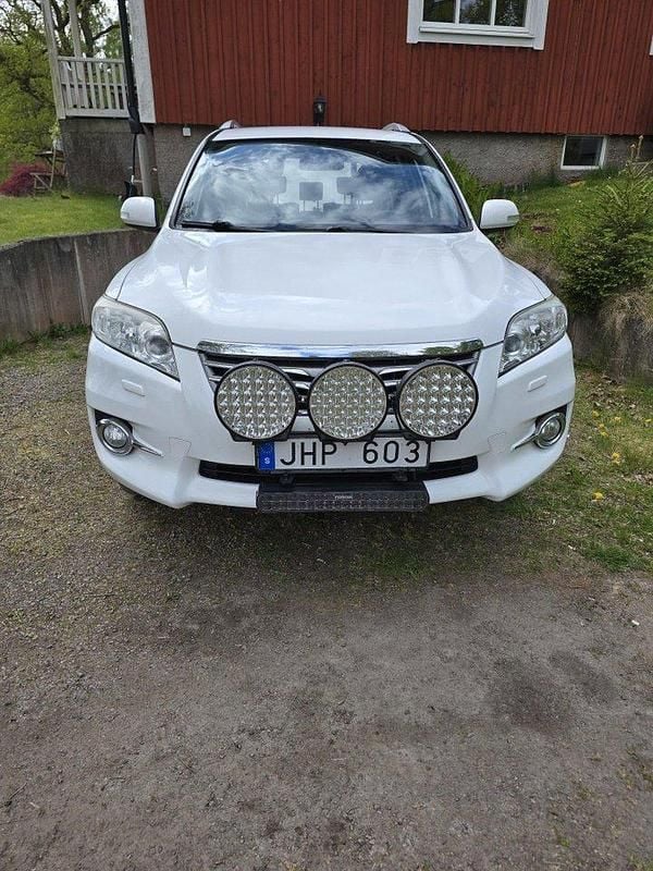 Vit Begagnad 2012 Toyota RAV4 SUV | 145 000 kr (Marknadspris) - Bild 1/3