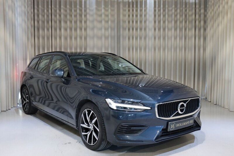 Mörkblå (blå) Begagnad 2020 Volvo V60 Momentum Kombi | 249 900 kr (Marknadspris) - Bild 1/4