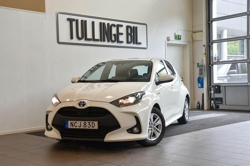 Vit Begagnad 2021 Toyota Yaris Hybrid Active Halvkombi | 159 900 kr (Marknadspris) - Bild 1/4