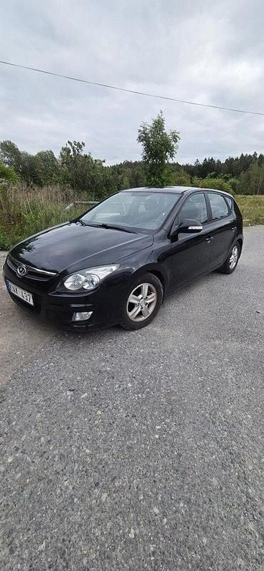 Svart Begagnad 2010 Hyundai i30 Halvkombi | 28 000 kr (Bra pris) - Bild 1/4