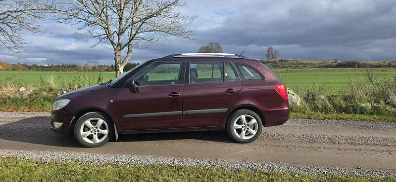 Röd Begagnad 2011 Skoda Fabia Elegance Halvkombi | 26 000 kr (Superpris) - Bild 1/4