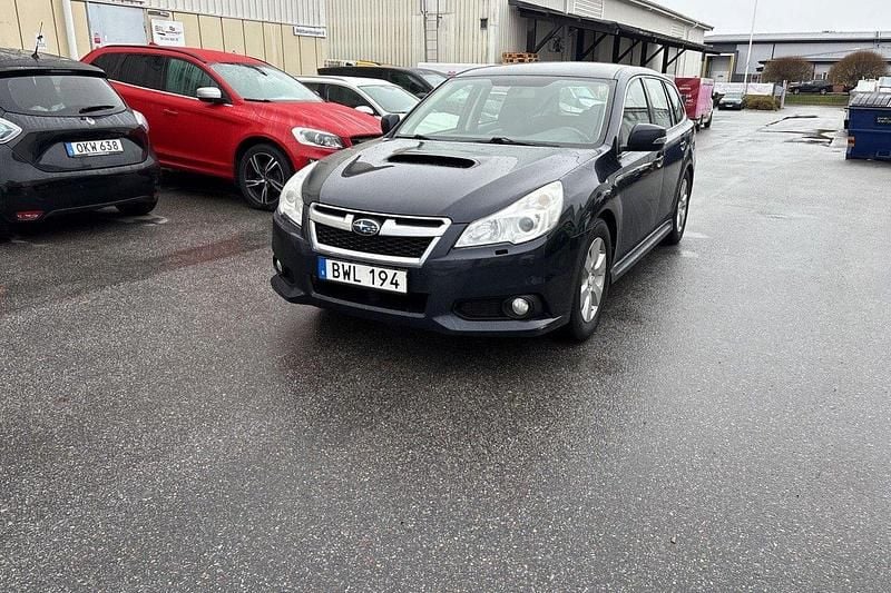 Mörkblå Begagnad 2013 Subaru Legacy Kombi | 89 900 kr (Marknadspris) - Bild 1/4