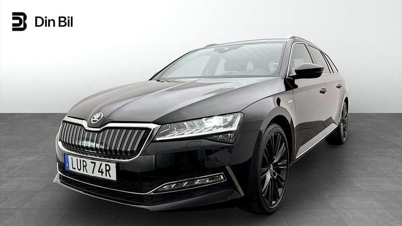 Svart Begagnad 2023 Skoda Superb Business Line Kombi | 384 900 kr (Marknadspris) - Bild 1/4