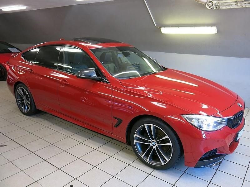 Röd Begagnad 2015 BMW 330 M Sport Halvkombi | 235 000 kr (Marknadspris) - Bild 1/4