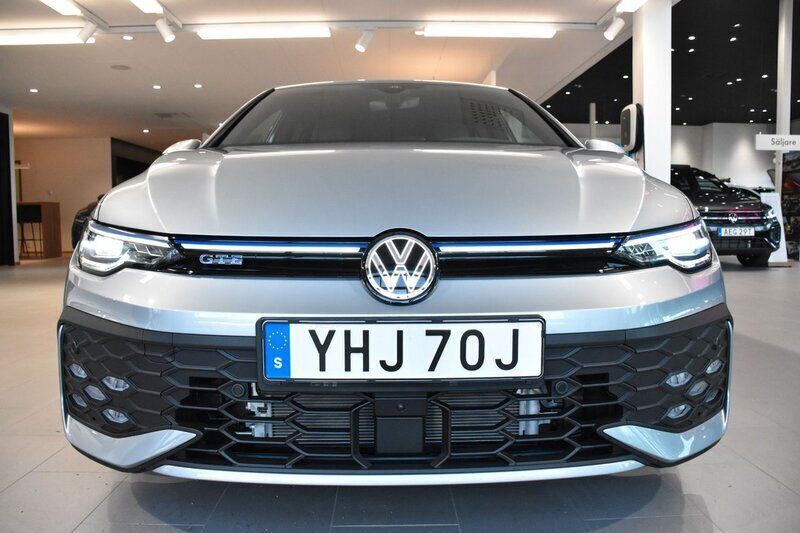 Begagnad VW Golf VIII GTE 272 HK (200 kW) 2024 Silver (oyster silver metallic black) Halvkombi