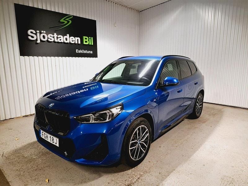 Blå Begagnad 2024 BMW X1 M Sport SUV | 469 900 kr (Bra pris) - Bild 1/4