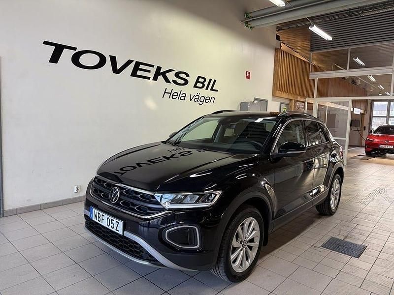Deep black pearl Begagnad 2024 VW T-Roc SUV | 289 900 kr (Marknadspris) - Bild 1/4