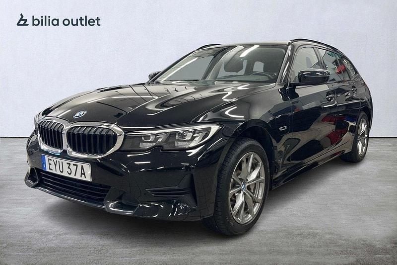 Svart Begagnad 2021 BMW 330e Sport Line Kombi | 329 900 kr (Marknadspris) - Bild 1/4