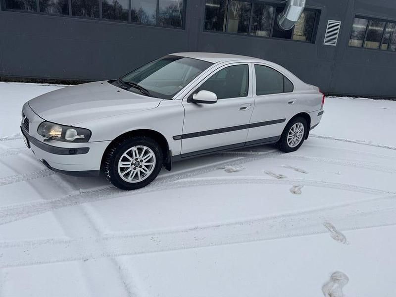 Grå Begagnad 2002 Volvo S60 Sedan | 32 000 kr (Marknadspris) - Bild 1/4