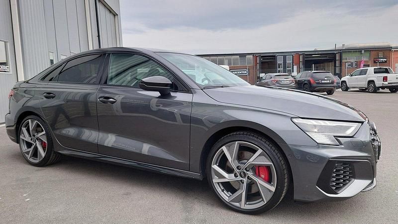 Grå Begagnad 2021 Audi S3 Sedan | 455 000 kr (Marknadspris) - Bild 1/4