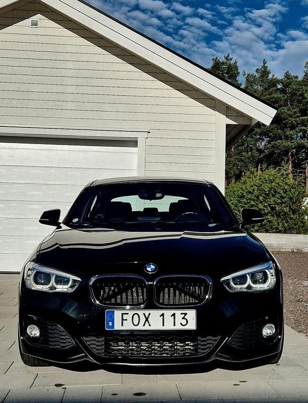 Svart metallic Begagnad 2016 BMW 116 M Sport Halvkombi | 139 500 kr (Marknadspris) - Bild 1/4