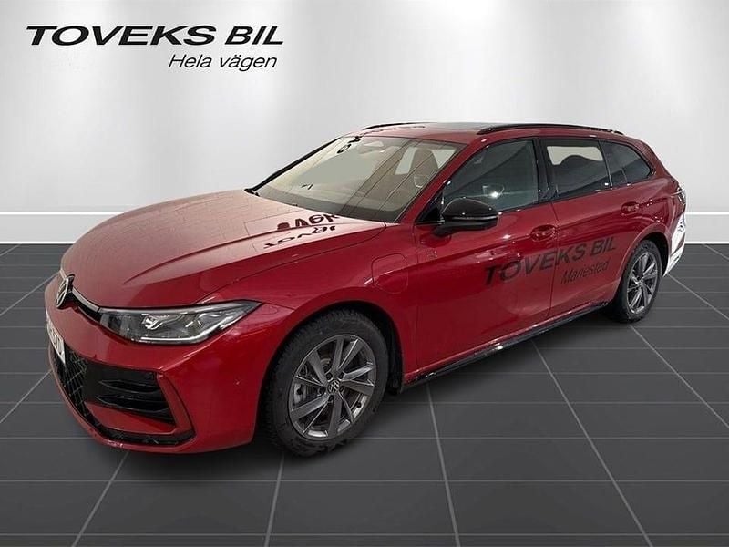Begagnad VW Passat R-line 177 HK (130 kW) 2025 Chili red metallic Kombi