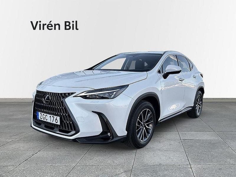Vit Begagnad 2023 Lexus NX450h+ Business Edition SUV | 564 900 kr (Marknadspris) - Bild 1/4