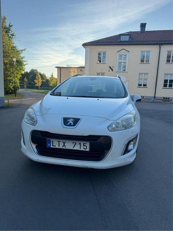 Vit Begagnad 2011 Peugeot 308 Kombi | 42 000 kr (Marknadspris) - Bild 1/4