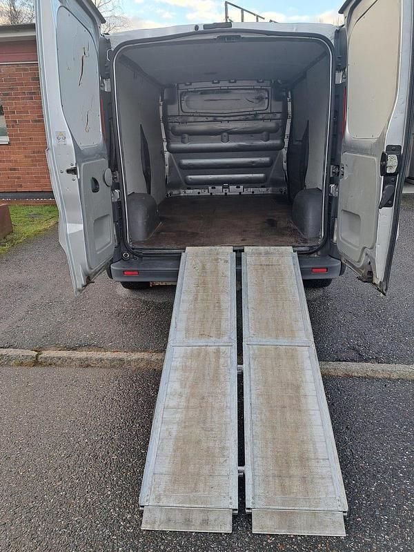 Begagnad Renault Trafic 115 HK (84 kW) 2007 Silver metallic Minibuss