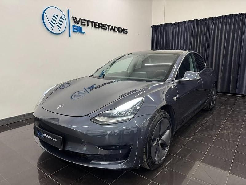 Grå Begagnad 2019 Tesla Model 3 Standard Range Plus Sedan | 199 900 kr (Marknadspris) - Bild 1/4