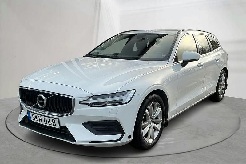 Vit Begagnad 2022 Volvo V60 Momentum Kombi | 259 000 kr (Marknadspris) - Bild 1/4