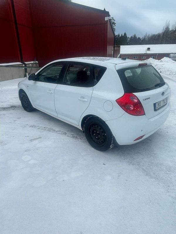 Begagnad Kia Ceed 90 HK (66 kW) 2009 Halvkombi