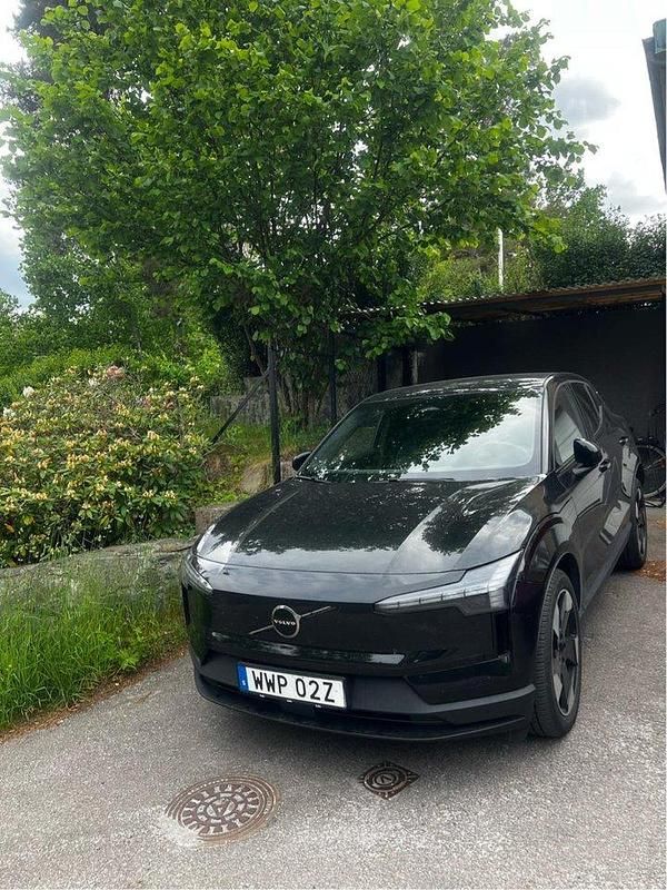 Svart Begagnad 2024 Volvo EX30 SUV | 185 000 kr - Bild 1/4