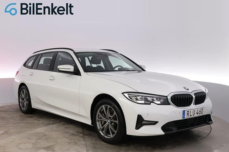 Vit Begagnad 2021 BMW 330e Shadowline Kombi | 288 900 kr (Superpris) - Bild 1/4