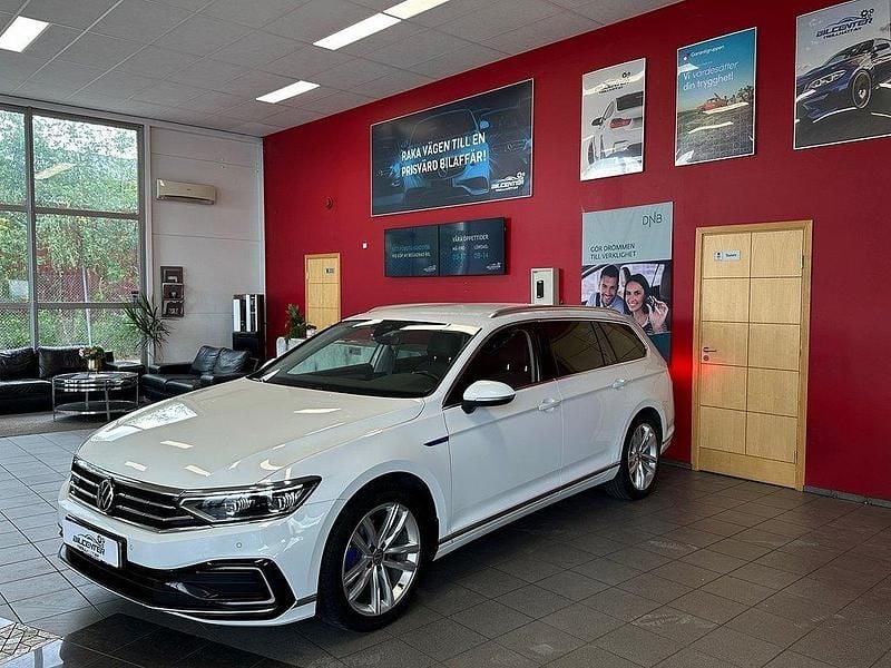 Vit Begagnad 2020 VW Passat GTE Kombi | 229 500 kr (Marknadspris) - Bild 1/4