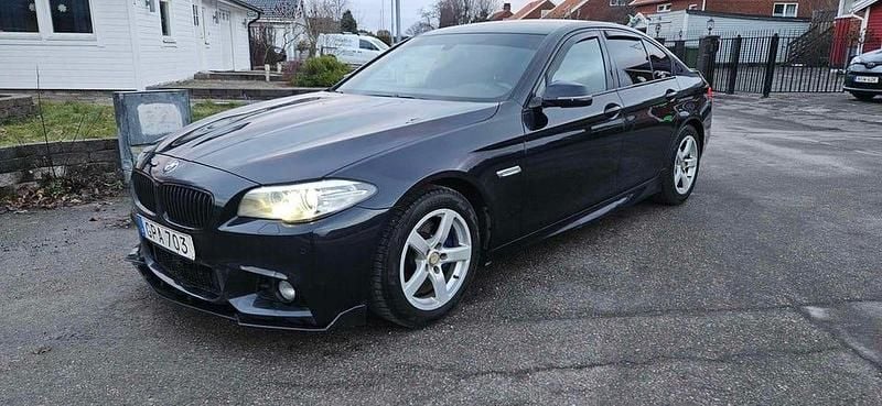 Svartmetalic Begagnad 2015 BMW 520 M Sport Sedan | 149 900 kr (Marknadspris) - Bild 1/4
