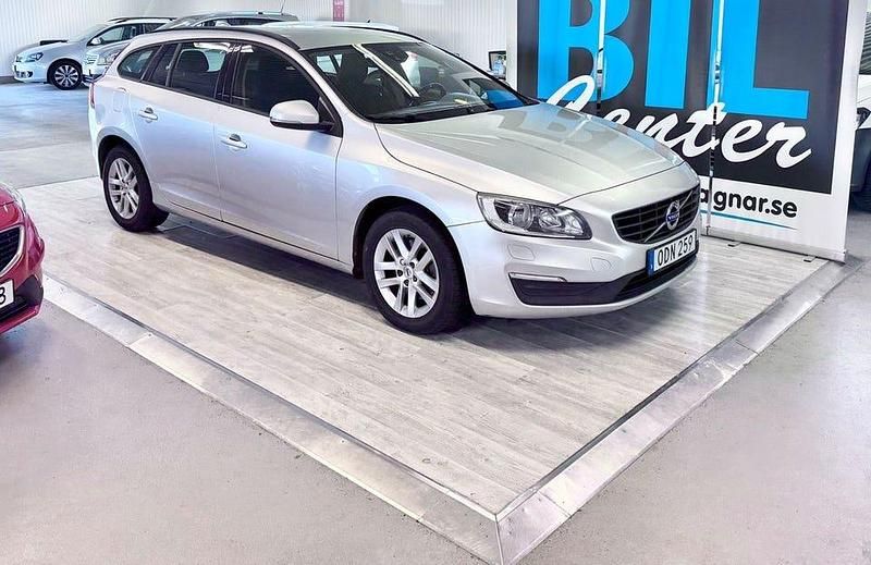 Silver Begagnad 2016 Volvo V60 Business Edition Kombi | 139 000 kr (Marknadspris) - Bild 1/4