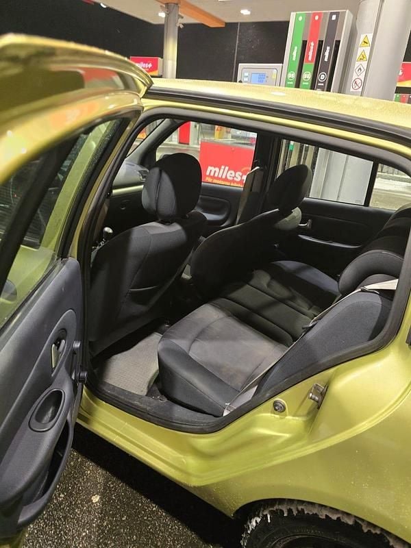 Begagnad Renault Clio R.S. 75 HK (55 kW) 2005 Halvkombi