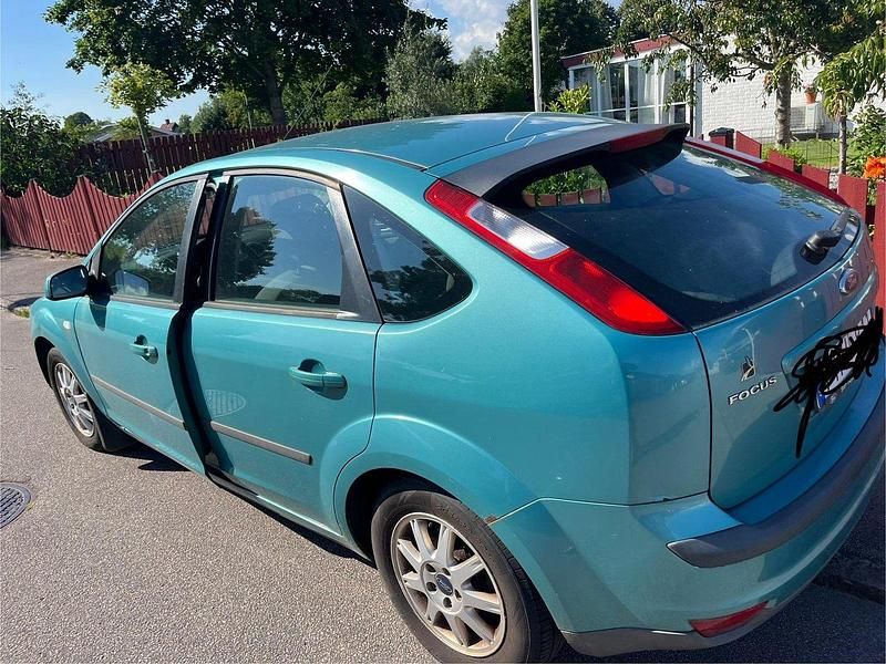 Grön Begagnad 2007 Ford Focus Halvkombi | 25 000 kr - Bild 1/3