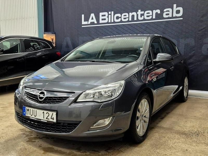 Grå Begagnad 2010 Opel Astra Enjoy Halvkombi | 69 900 kr (Marknadspris) - Bild 1/4