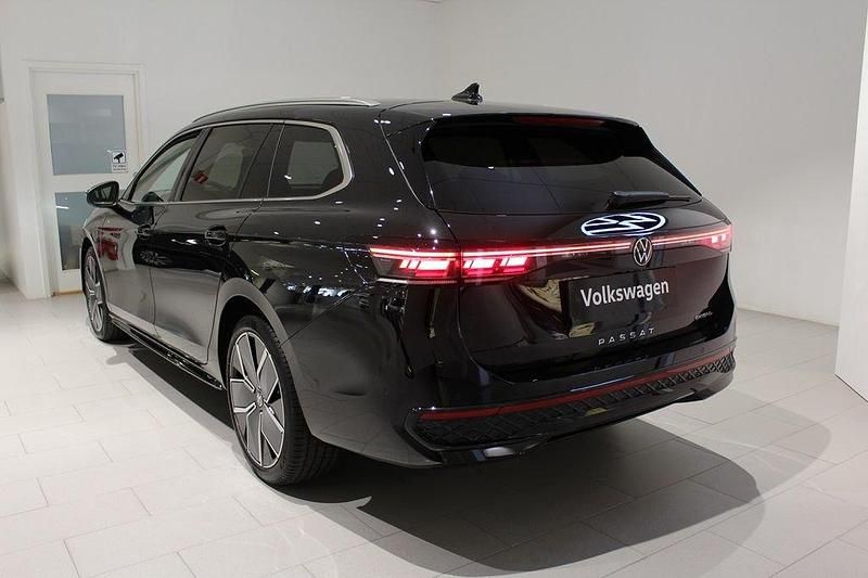 Ny VW Passat R-line 177 HK (130 kW) 2025 Svart (grenadilla black metallic) Kombi