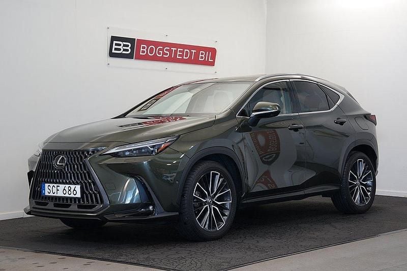 Grön Begagnad 2023 Lexus NX450h+ Luxury Line SUV | 559 000 kr (Superpris) - Bild 1/4