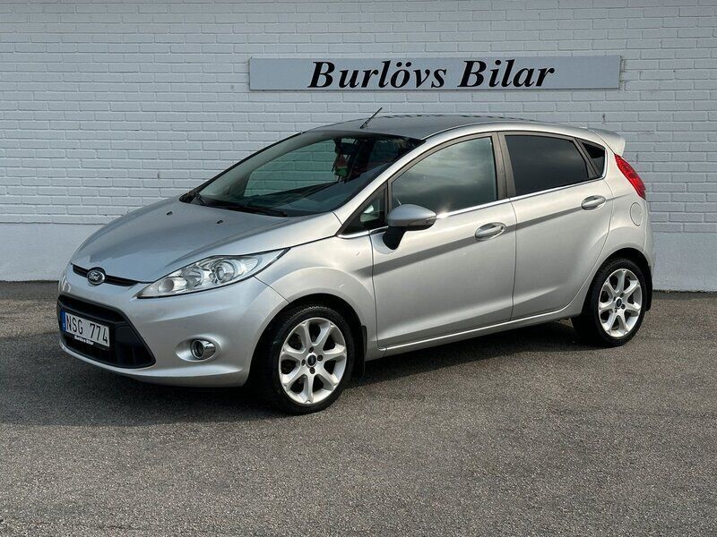 Grå Begagnad 2010 Ford Fiesta Titanium Halvkombi | 38 800 kr (Marknadspris) - Bild 1/4