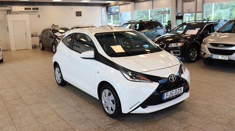 Vit Begagnad 2014 Toyota Aygo X-play Halvkombi | 64 900 kr (Marknadspris) - Bild 1/4