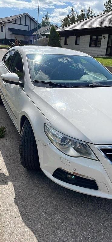 Vit Begagnad 2010 VW CC Highline Sedan | 59 000 kr (Marknadspris) - Bild 1/4