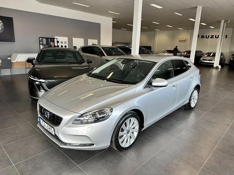 Silver Begagnad 2016 Volvo V40 Momentum Kombi | 144 900 kr (Marknadspris) - Bild 1/4