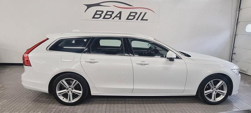 Vit Begagnad 2019 Volvo V90 Momentum Kombi | 159 900 kr (Lite dyr) - Bild 1/4