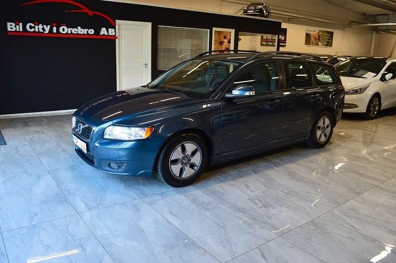 Blå Begagnad 2011 Volvo V50 Momentum Kombi | 74 900 kr (Marknadspris) - Bild 1/4