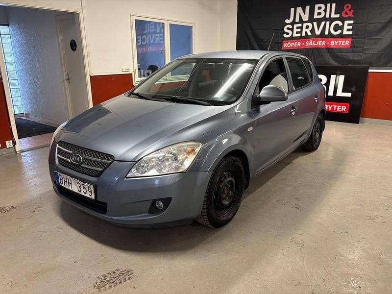 Begagnad Kia Ceed 122 HK (89 kW) 2007 Blå Halvkombi