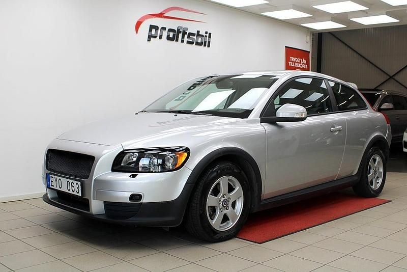Ljusgrå Begagnad 2009 Volvo C30 Kinetic Halvkombi | 64 900 kr (Marknadspris) - Bild 1/4