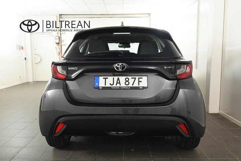 Begagnad Toyota Yaris Hybrid Active 116 HK (85 kW) 2024 Mörkgrå (grå metallic) Halvkombi