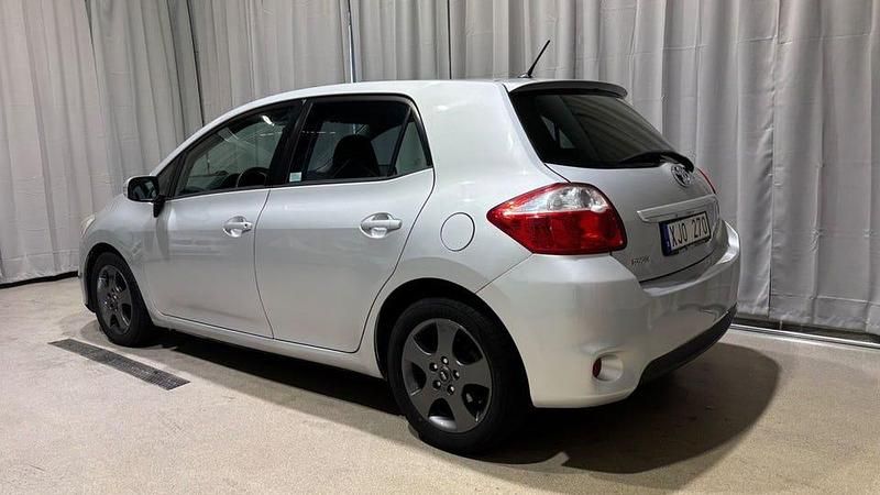 Begagnad Toyota Auris Plus 90 HK (66 kW) 2010 Silver Halvkombi