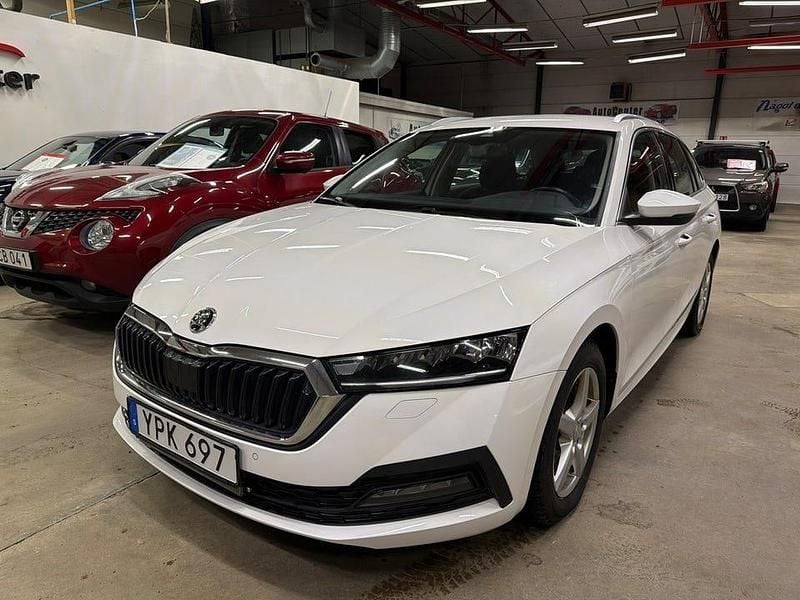 Vit Begagnad 2022 Skoda Octavia Ambition Kombi | 234 900 kr (Marknadspris) - Bild 1/4