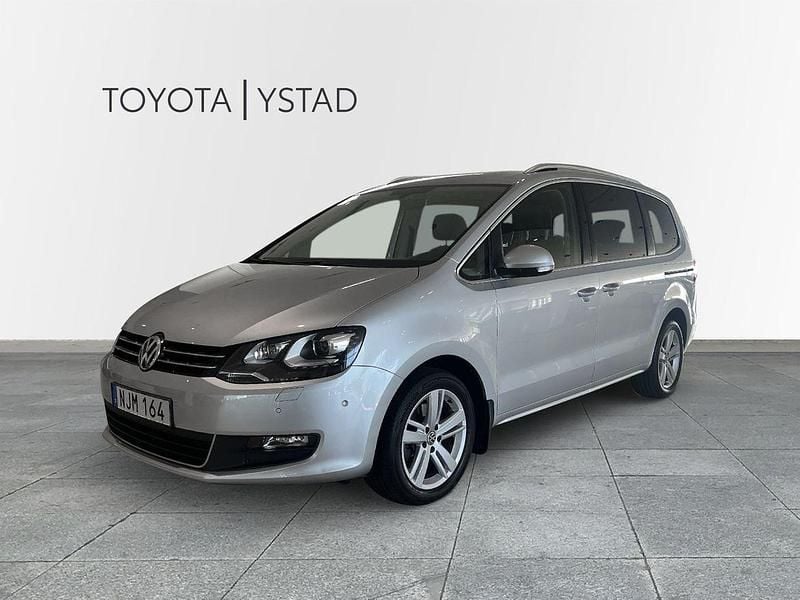 Silver Begagnad 2016 VW Sharan Minibuss | 239 000 kr (Bra pris) - Bild 1/4