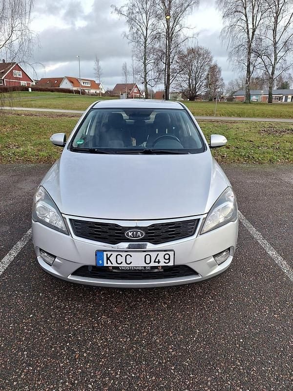 Begagnad Kia Ceed 115 HK (84 kW) 2010 Halvkombi