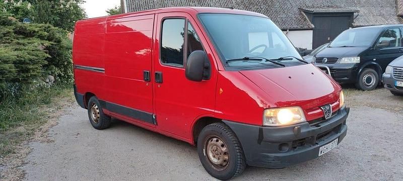 Begagnad Peugeot Boxer 101 HK (74 kW) 2004 Röd Van