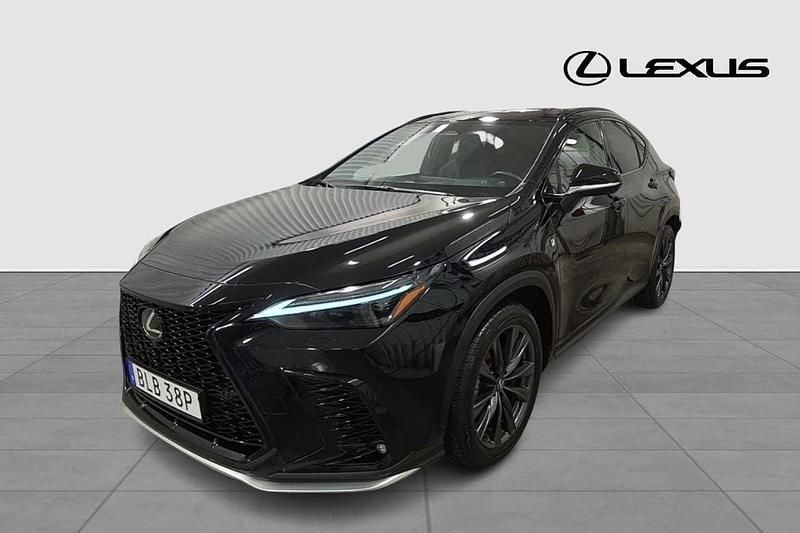 Svart Begagnad 2023 Lexus NX350h Sport Line SUV | 529 900 kr (Marknadspris) - Bild 1/4