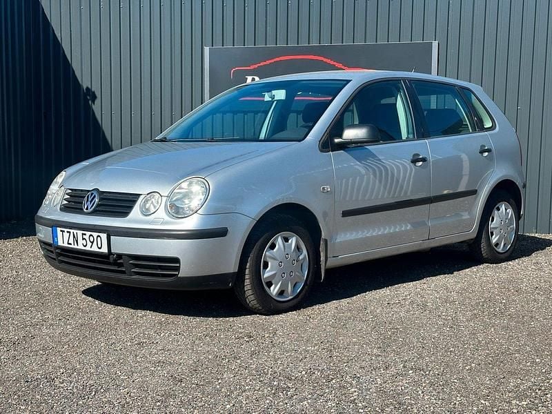 Mörkröd (röd) Begagnad 2003 VW Polo Halvkombi | 28 800 kr - Bild 1/4